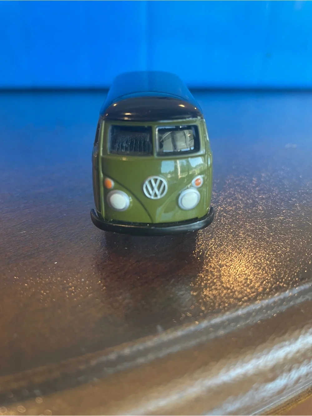 Johnny Lightning 1965 Volkswagen type 2 Van . ARMY Green and black